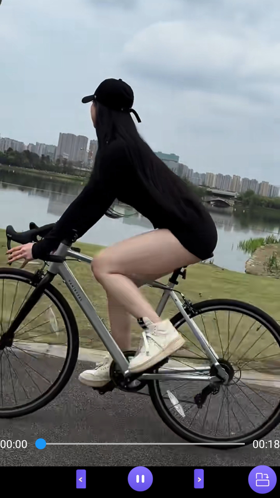 万万女王踩踏免费视频截图